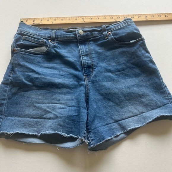 Denizen from Levi's Pants - EUC WOMENS DENIZEN LEVI'S VINTAGE HIGH-RISE JEAN‎ SHORTS SIZE 12/31 (R)